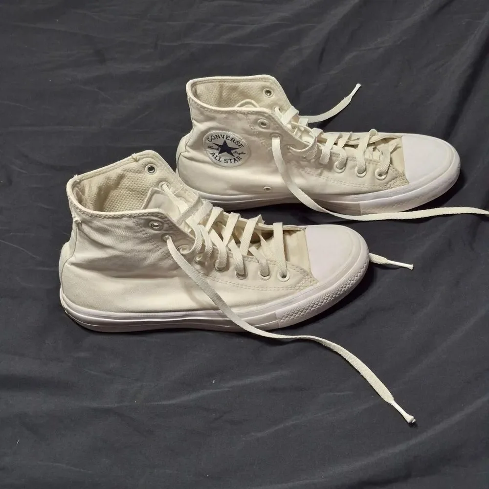 Discontinued Chuck Taylor II Unisex White and Cream Converse Size 7/9
